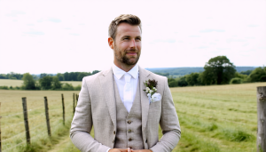 découvrez nos conseils pour choisir le costume homme idéal pour un mariage. styles, couleurs, accessoires : trouvez le look qui vous mettra en valeur tout en respectant le thÚme de l'événement.